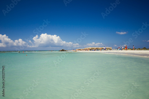Piękna piaszczysta plaża na wyspie Kreta w upalny letni dzień
