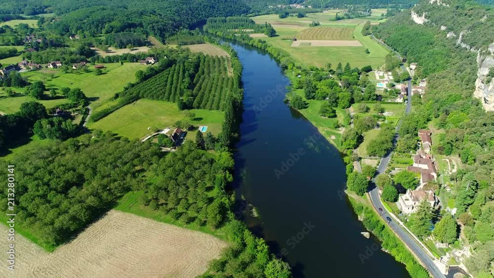 Village de la Roque-Gageac dans le Périgord en France vue du ciel