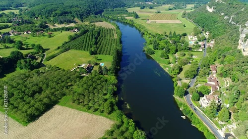 Village de la Roque-Gageac dans le Périgord en France vue du ciel