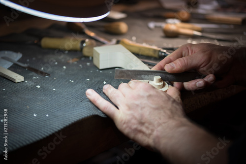 fabrication artisanale d'un violon par luthier dans un atelier de lutherie photo