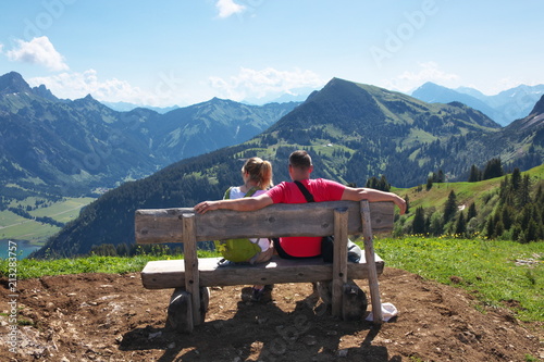 Paar genießt die Aussicht vom Neunerköpfle photo