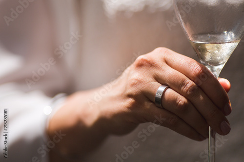 Braut bei Hochzeit mit Sekt und Ehering