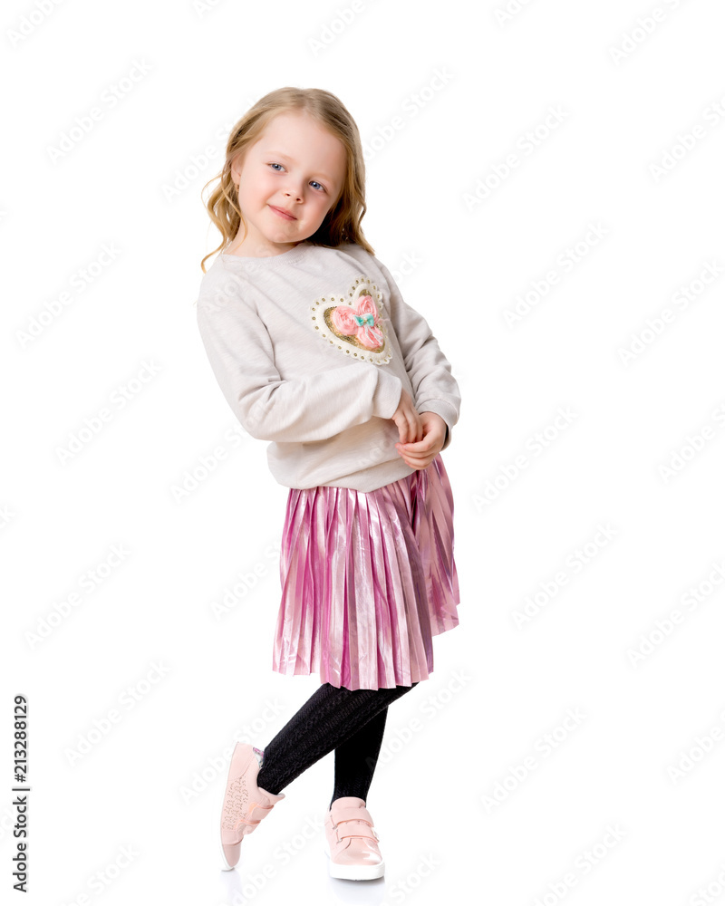 The little girl is full-length. The little girl is full-length.