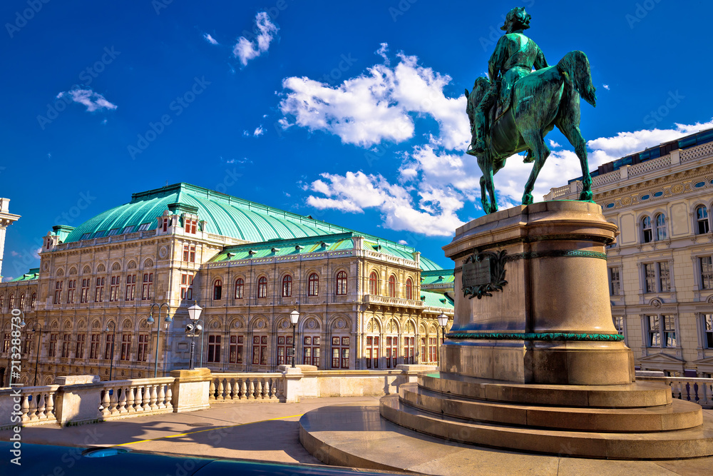Naklejka premium Plac Opery Wiedeńskiej i widok na architekturę