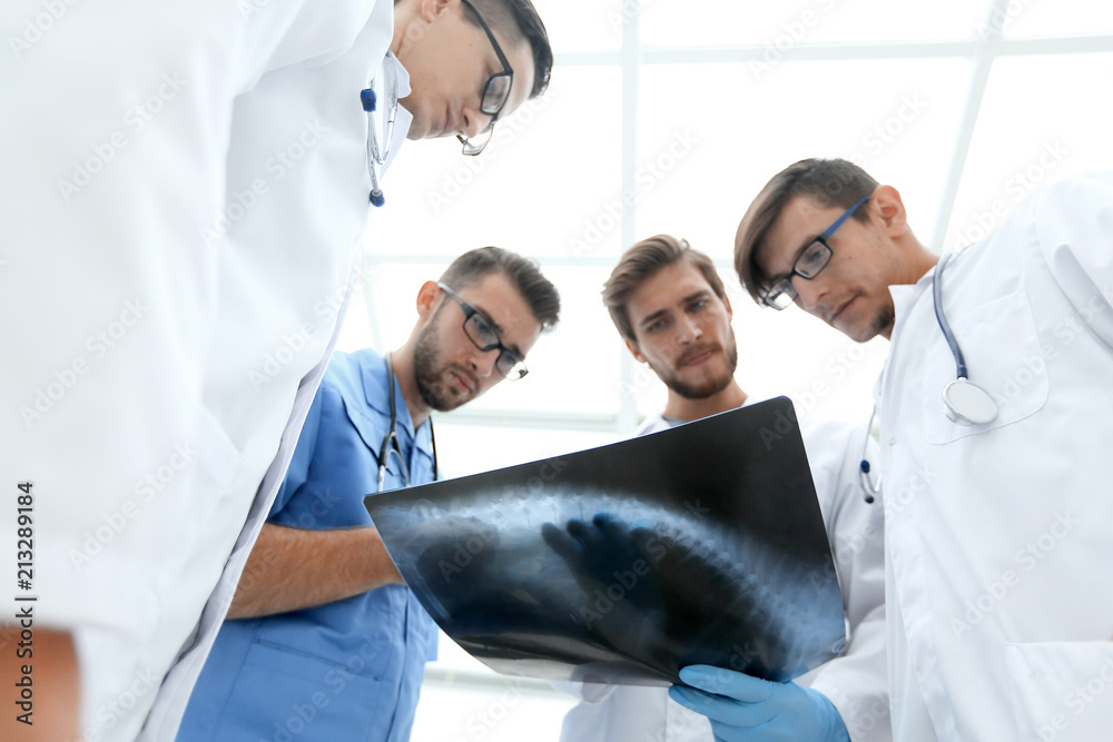 Obraz premium bottom view.team of doctors discussing an x-ray