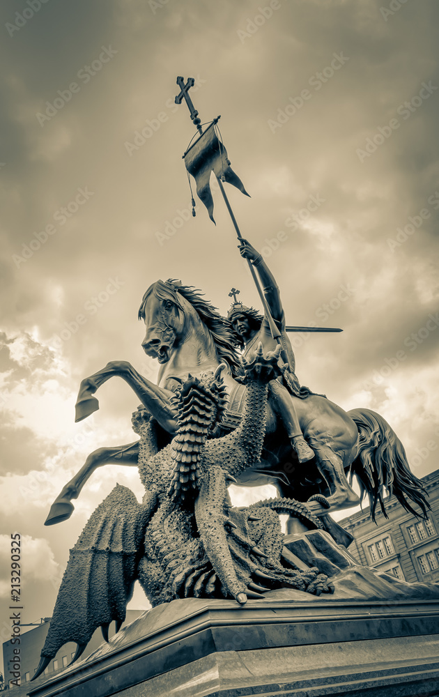 Obraz premium The statue of St. George fighting the dragon in Berlin in Germany
