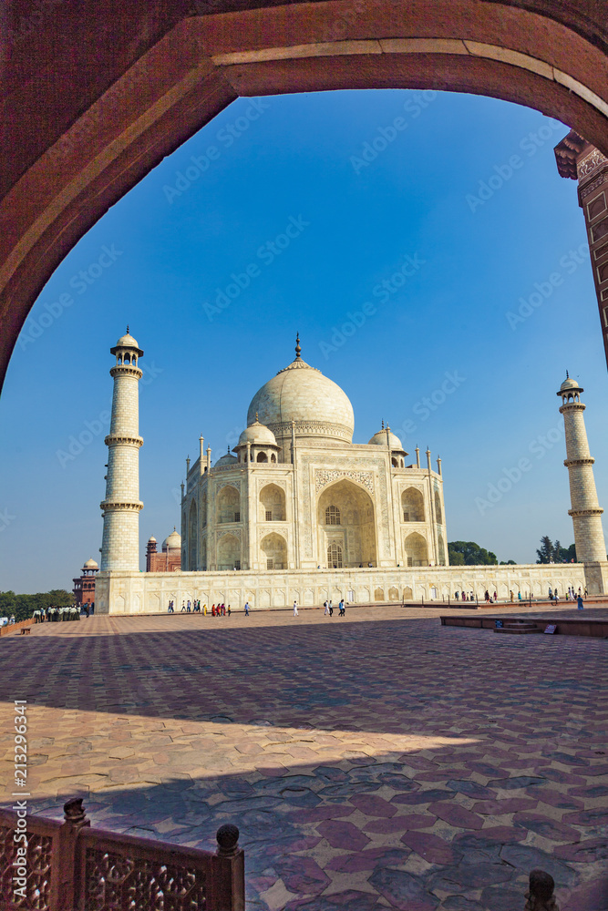 Fototapeta premium Taj Mahal in India under blue sky