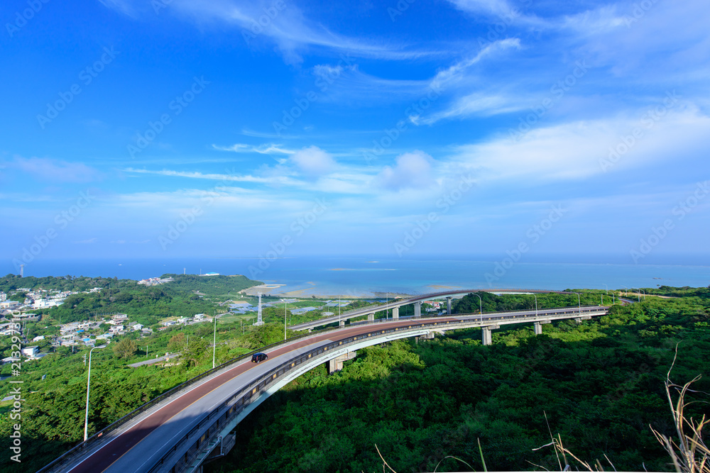 沖縄の青空と橋