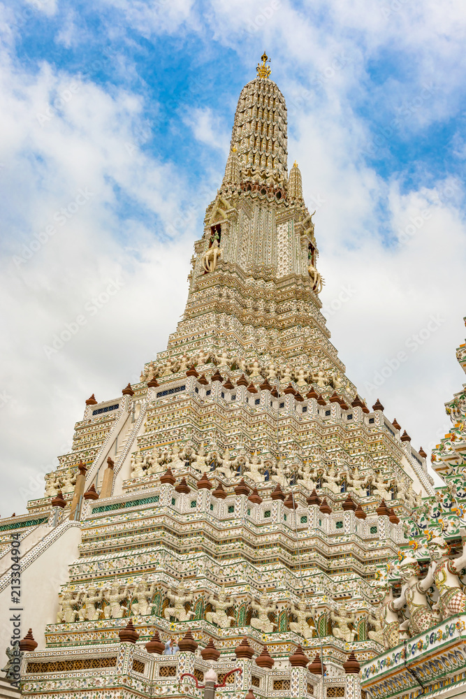 Fototapeta premium Wat Arun monumental Buddhist temple in Bangkok, Thailand.