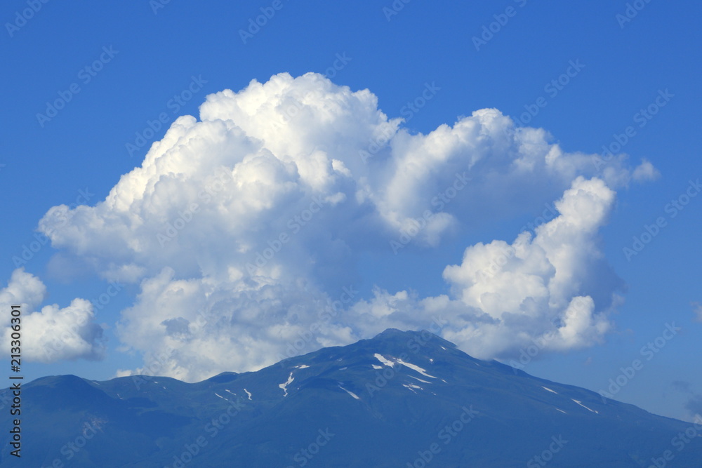 夏雲と鳥海山　Summer clouds and Mt.Chokai