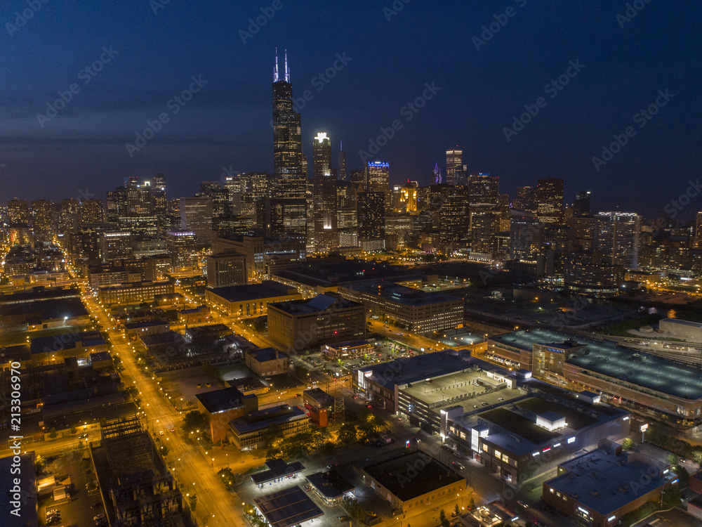 Fototapeta premium Widok z lotu ptaka na miasto Chicago nad jeziorem Michigan