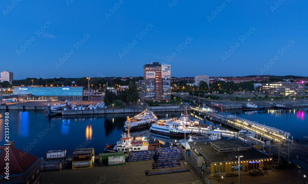 Überblick über die Kieler Förde an einem Sommerabend