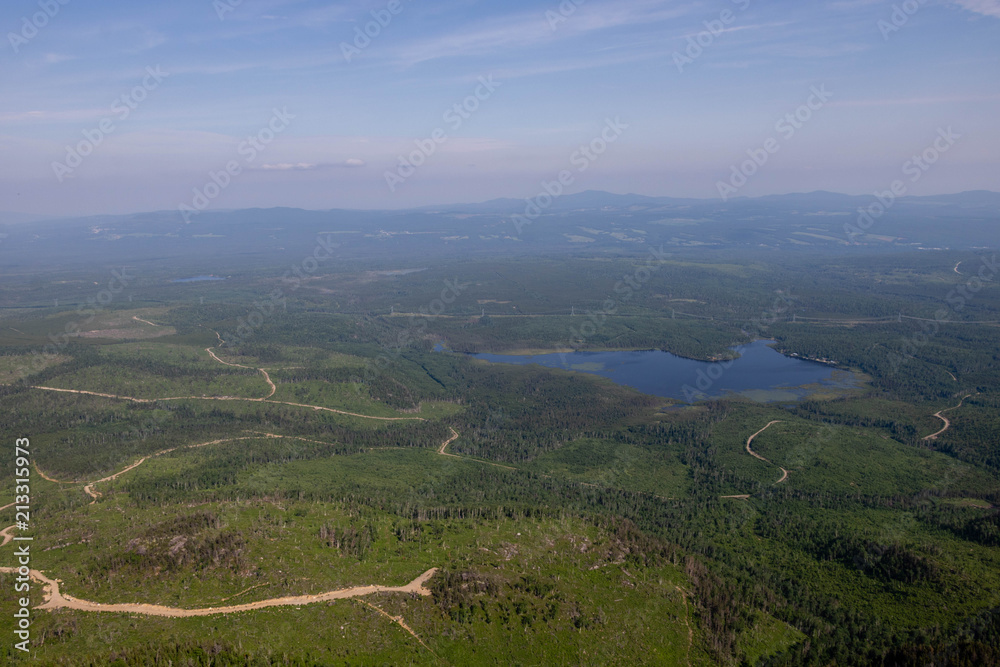 Obraz premium A view from the top of a mountain,
