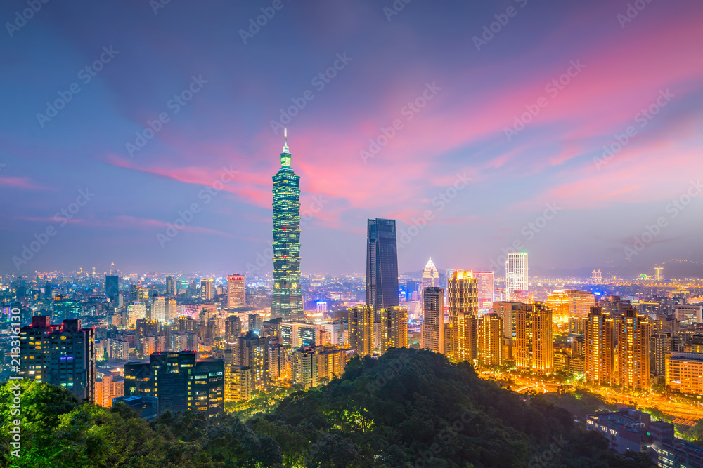 Naklejka premium Panoramę miasta Tajpej o zmierzchu