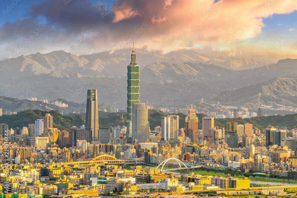 Fototapeta premium Panoramę miasta Tajpej o zmierzchu