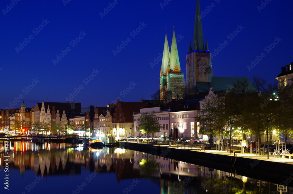 Fototapeta premium Lübeck am Abend
