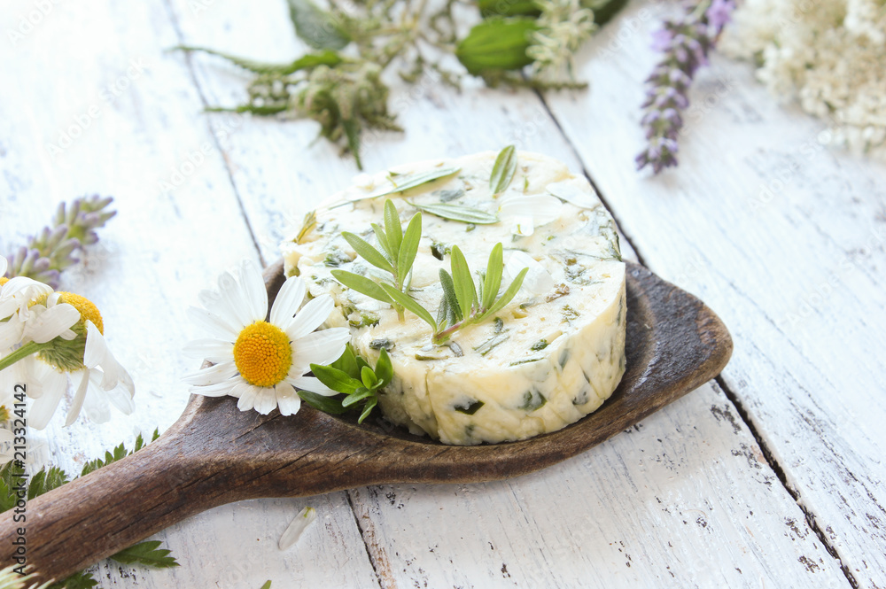Kräuterbutter Butter Kräuter essbare Blüten Wildkräuter frisch ...