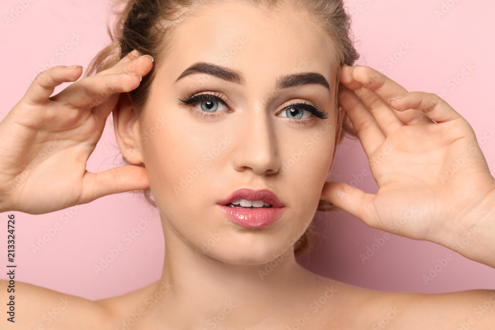 Naklejka premium Young woman with beautiful eyebrows on color background, closeup
