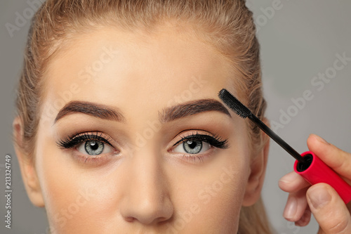 Young woman undergoing eyeb...