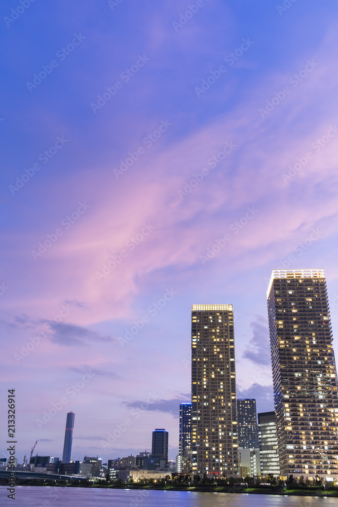 Obraz premium 夕暮れに染まる晴海の空