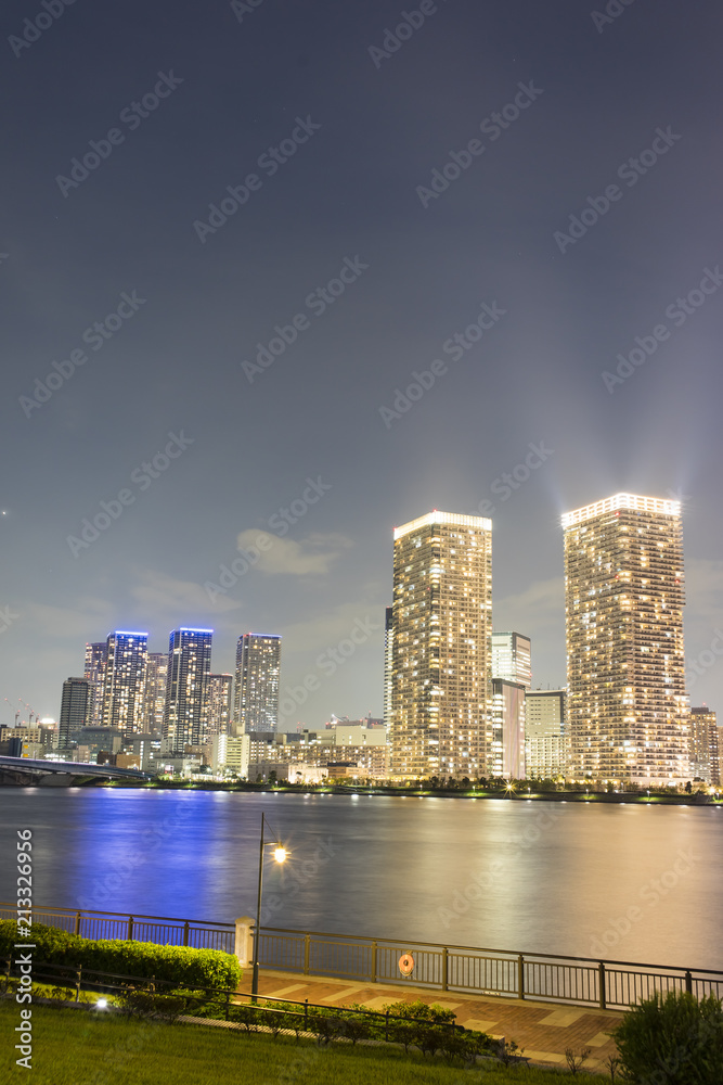 Fototapeta premium Harumi Tower Mansion nocą widziany z parku Toyosu Gururi