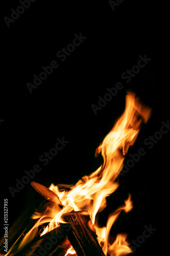 Abstrakt, Lagerfeuer in der Nacht, Flammen und Feuer vor Hintergrund Schwarz