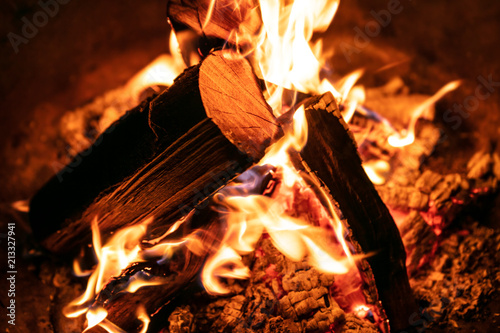 Nahaufnahme Feuer, Flammen und Glut durch brennendes Holz photo
