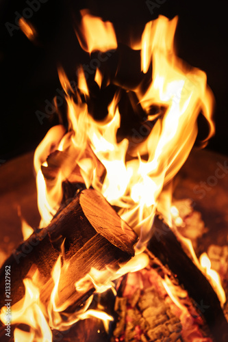 Nahaufnahme von einem Lagerfeuer, Flammen, Feuer und Holz in einer Feuerschale oder Schwedenofen photo