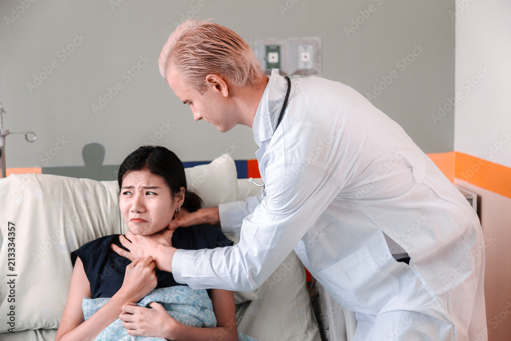 Obraz premium doctor hands reassuring her female patient. danger