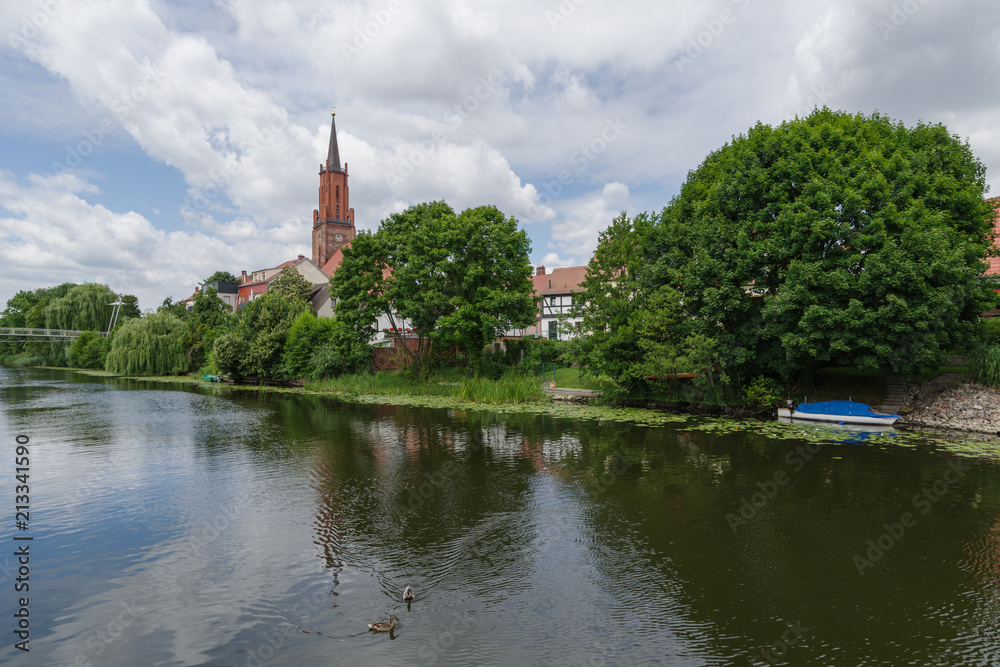 Sankt-Marien-Andreas-Kirche  in Rathenow im Sommer