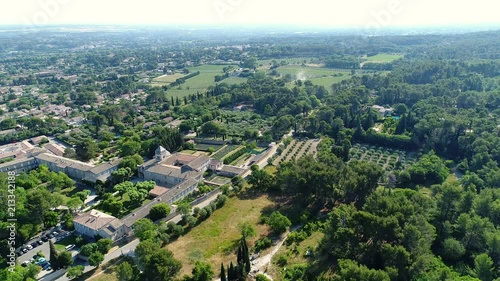 Monastère Saint-Paule de Mausole à Saint-Rémy-de-Provence en France vue du ciel photo
