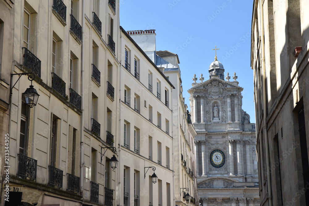 Rue du Marais avec l'église Saint-Paul-Saint-Louis à Paris, France