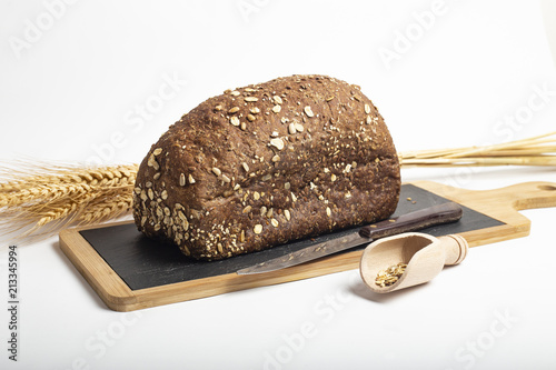 Bauletto di pane integrale su tagliere photo