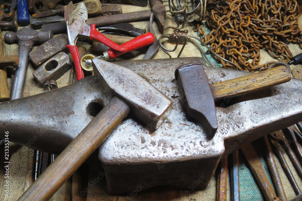 raccolta mercatino dell'usato vecchi attrezzi da lavoro maniscaslco Photos  | Adobe Stock