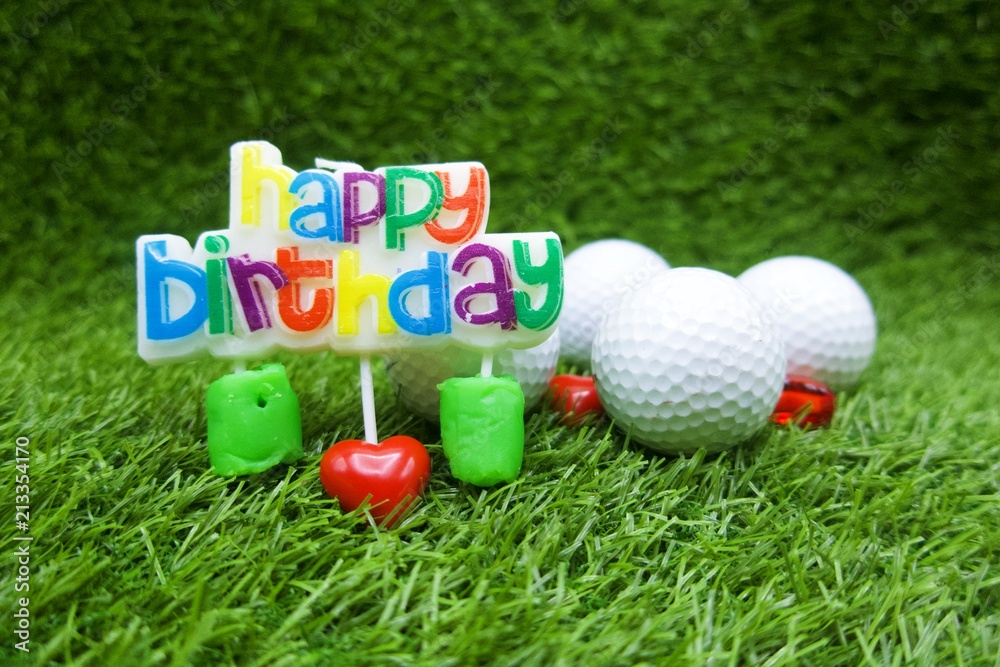 Naklejka premium Happy birthday to golfer with sign and heart on green grass