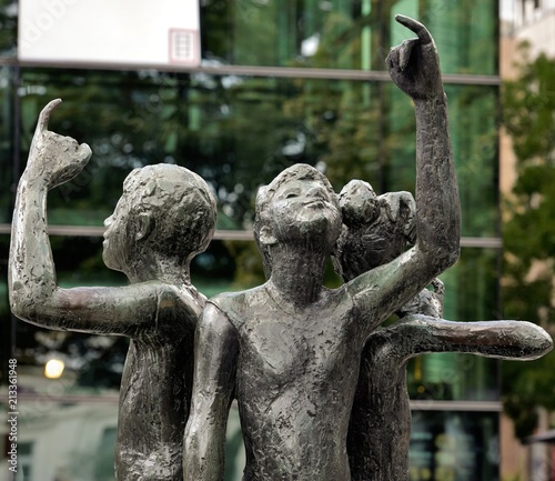 statue...centre ville de aachen photo