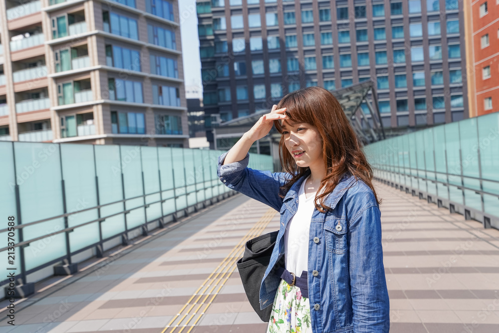 Fototapeta premium 外でデートする女性
