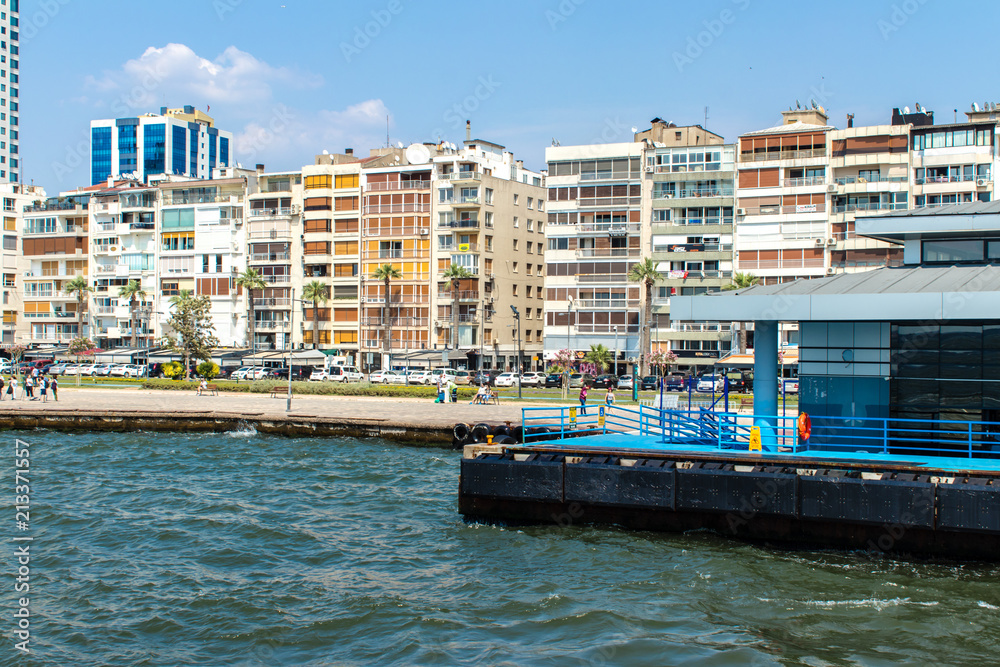 Obraz premium cityview from alsancak/izmir - right side there is boat pier