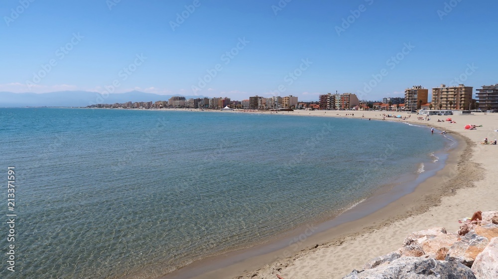 Canet-en-Roussillon, vue panoramique sur la plage au bord de la mer Méditerranée (France) Canet-en-Roussillon, vue panoramique sur la plage au bord de la mer Méditerranée (France)