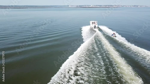 Bouée tractée par un bateau vu d'un drone