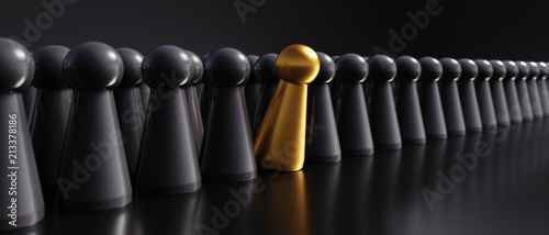 Goldene Spielfigur in Reihe schwarzer Figuren photo