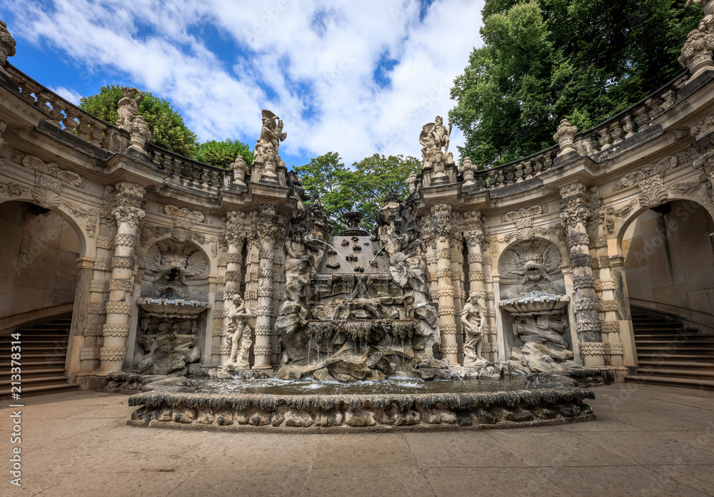Brunnen mit Säulen und Figuren im Zwinger Dresden