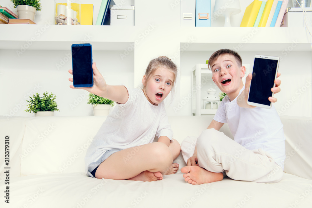 Obraz premium children with smartphones