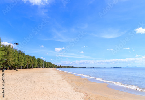 Fototapeta Naklejka Na Ścianę i Meble -  Sunny sea at Hat Laem Sing beach in Chanthaburi, east of Thailand