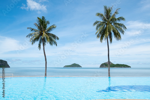 Fototapeta Naklejka Na Ścianę i Meble -  Tropical beach with green palm trees and blue sky in Thailand