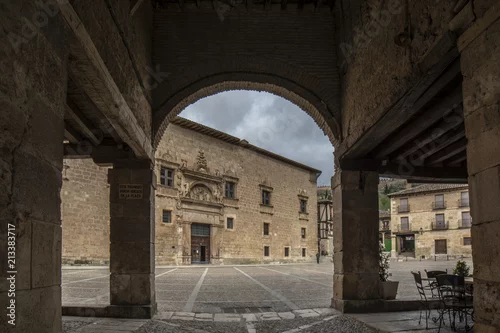Fototapeta Wejście do Plaza Mayor de Peñaranda de Duero w prowincji Burgos, Hiszpania