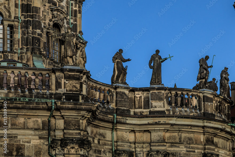 Heilige Figurengruppe  auf dem Kirchendach in Dresden