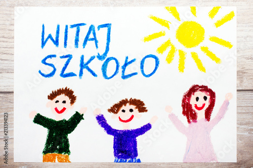 Kolorowy rysunek przedstawiający napis WITAJ SZKOŁO oraz cieszące się dzieci. Powrót do szkoły 
