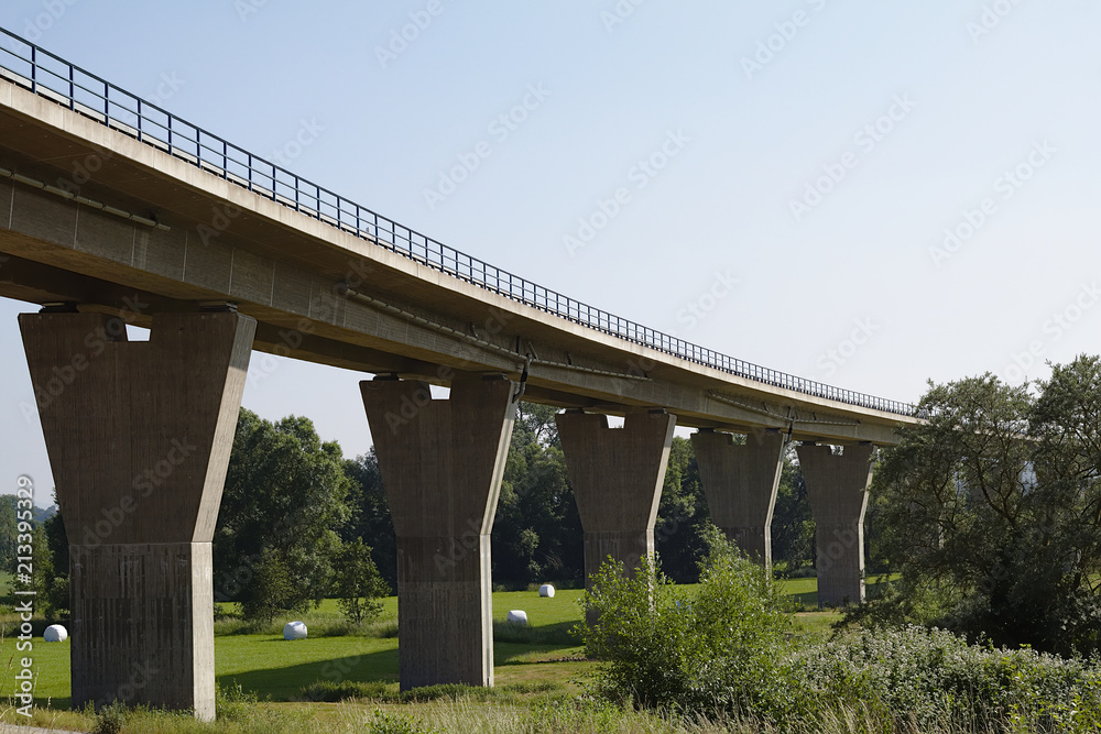 Brücke für Autos von unten mit Wiese und blauem Himmerl Brücke für Autos von unten mit Wiese und blauem Himmerl