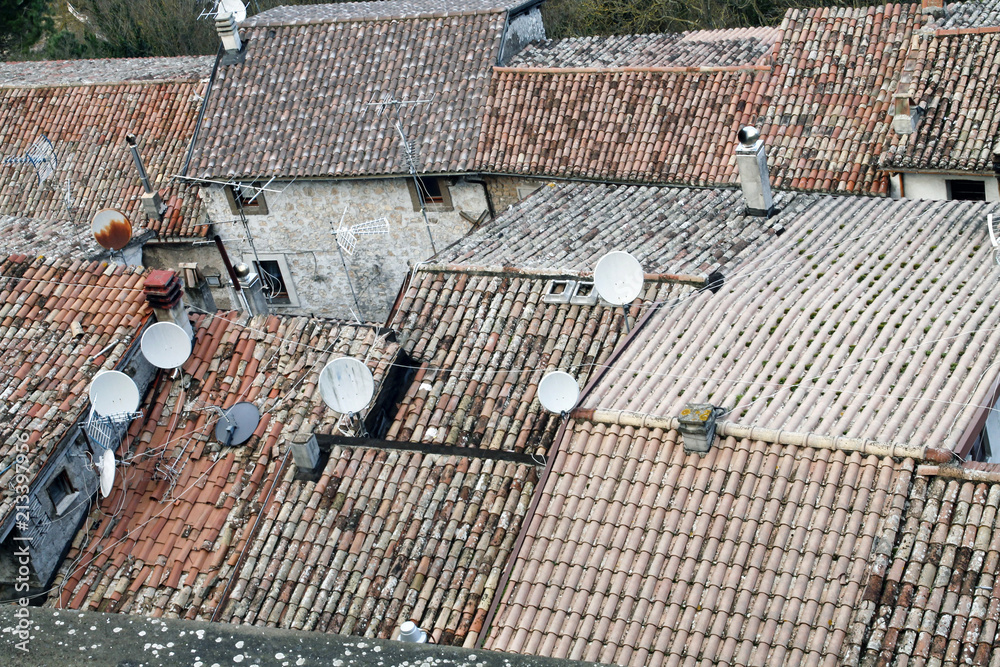 Fototapeta premium tetti con antenne e parabole